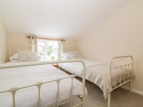 2 Hillside Cottages - image 2