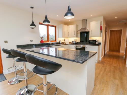 Oak Lodge - image 12