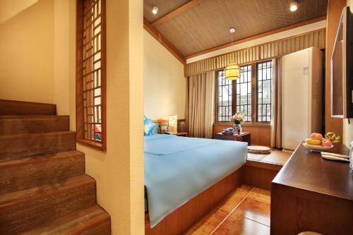 1 queen bed, 1 twin bed