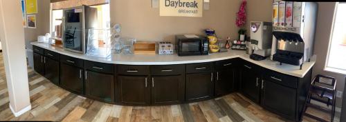 Days Inn by Wyndham Orange - image 7