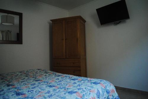 1 queen bed, 1 sofa bed