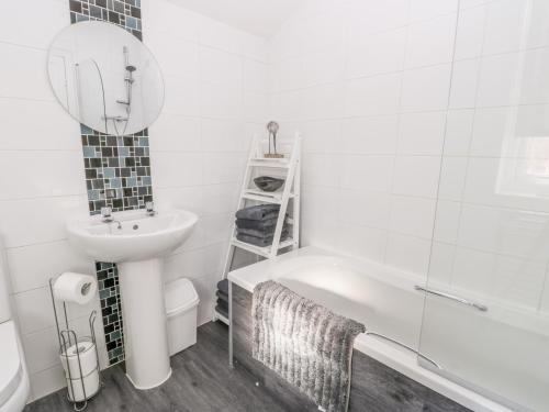 Sea Breakers Cottage - image 2
