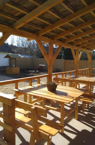  Tiszai-Ékkő Apartmanház, Ferienwohnung in Tiszafüred