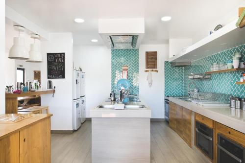 Facilities, Good Feeling Hostel & Guest House in Raposeira