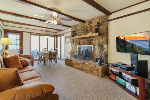 A Fairway View 2 Bedroom WiFi Pool Access Pet Friendly Sleeps 6 - main image