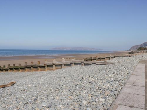 2 Hwyrfryn Stables - main image
