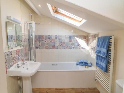 Upper Barn Cottage - image 10