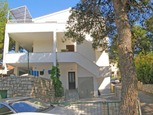  Apartment Tamara Pine Trees & Beach, Ferienwohnung in Primošten