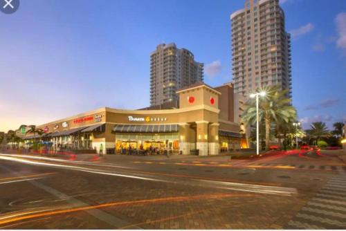Beautiful Property in Hallandale Beach!!! - image 3