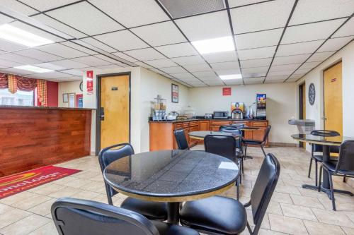 Econo Lodge Chattanooga - image 4