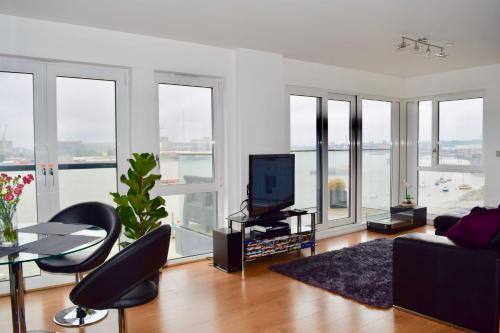 3 Bedroom Dual-Aspect Flat With River Views