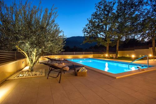  VILLA SKURA private heated pool 32m2, summer kitchen, 4 bedrooms, garden, Pension in Duće bei Donji Dolac