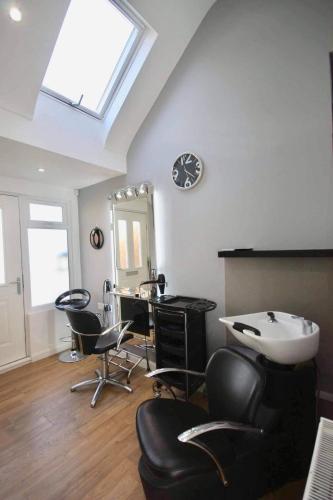 Luxury Pamper Home Hot Tub & Sauna Ladies Retreat - image 13