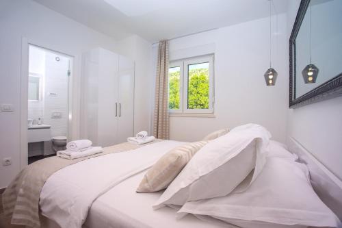 Villa Zora -luxurious villa with heated pool sauna 4 bedrooms 10 persons max - image 2
