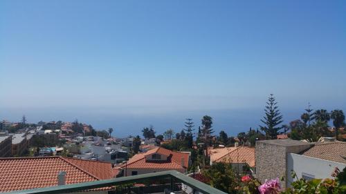  Vista Garajau Apartment, Ferienwohnung in Caniço