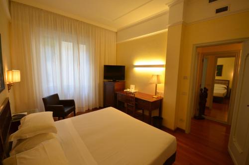 Astoria Hotel Italia - image 2