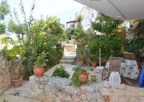  MARILIA Poolside Apartment, Unterkunft in Kounoupidiana