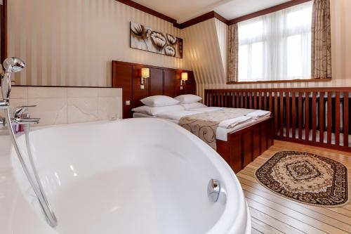 Queen Suite with Spa Bath