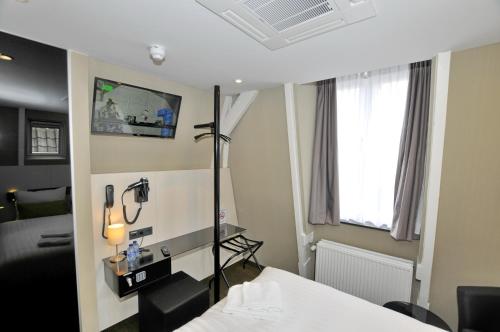 Double Room image 8