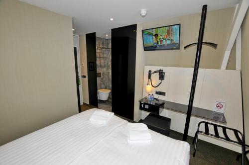Double Room image 6