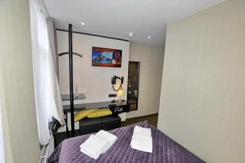 Small Double Room image 4