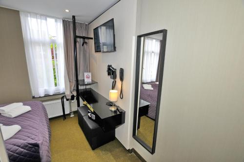 Small Double Room image 5