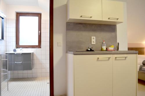 Kitchen, Hana Aparthotel in Other