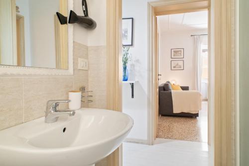 San Giovanni in Monte Apartment - image 14