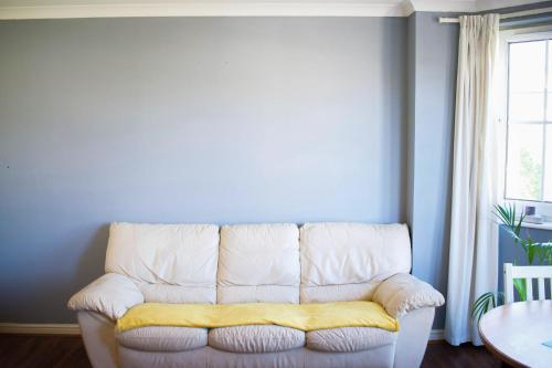 Bright 2 Bedroom Apartment With Parking In Edinburgh, Leith, Edinburgh and the Lothians