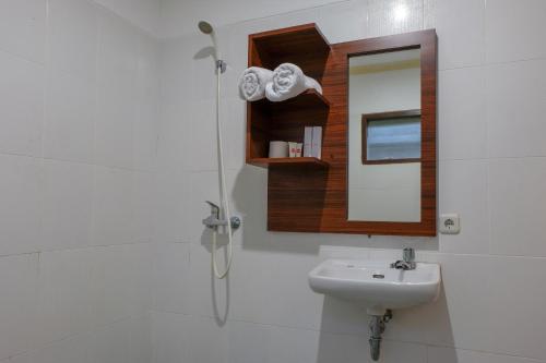 OYO 953 Family Beach Hotel - Tap to explore photos