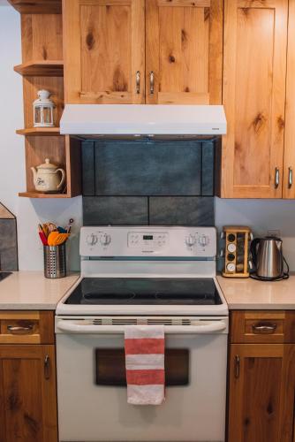 ห้องครัว, Grizzly Paw B&B in เคลียร์วอเตอร์ (BC)