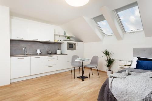 Cosy New Town Attic Studio - image 2