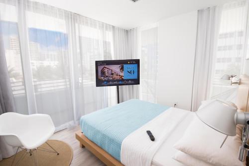 Corner One- Bedroom Suite with Kitchenette and Double Balcony room in 6080 Design Hotel by Eskape Collection