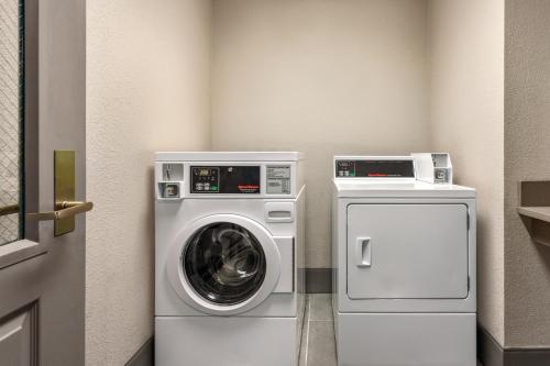 Country Inn & Suites by Radisson Nashville Airport East TN - image 4