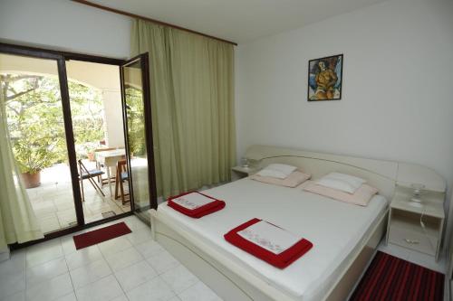 Apartment Mira - 50 m from beach - image 6