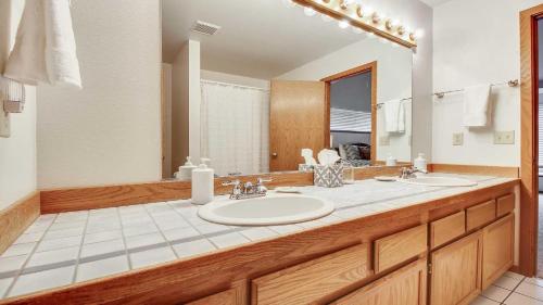 Skyline Condo 10 - image 9