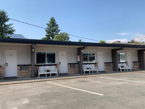 City Centre Motel older building in Hope, Canada