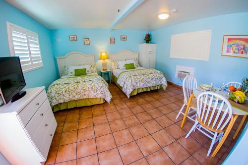 Queen Room with Two Queen Beds and Kitchenette