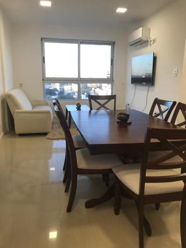 . Departamento 2 ambientes sobre el río Paraná Con Cochera