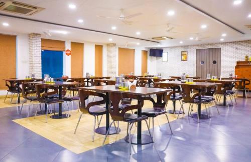 Restaurant, FIRST INN HOTELS CHENNAI in Chennai