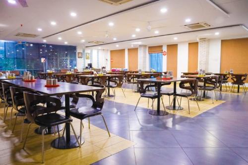 Restaurant, FIRST INN HOTELS CHENNAI in Chennai