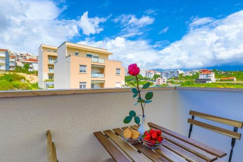 Spacious studio with balcony, close to the Znjan beach, Split