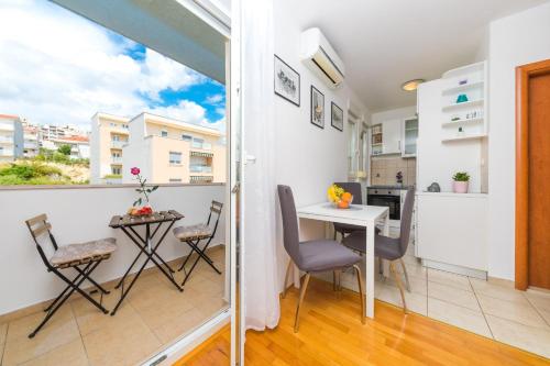 Spacious studio with balcony, close to the Znjan beach, Split (zdjęcie 3)