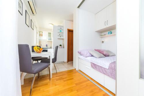 Spacious studio with balcony, close to the Znjan beach, Split (zdjęcie 10)