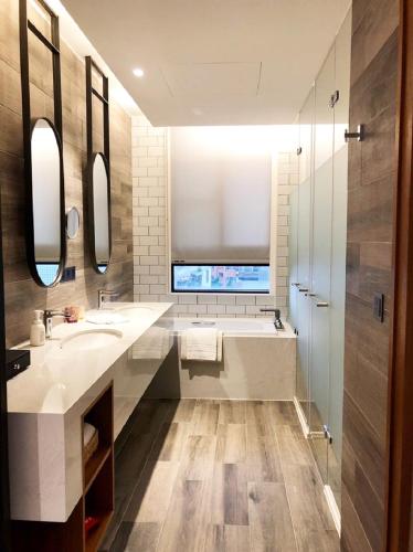 room detail thumbnail 2