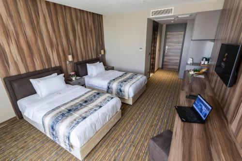 Shimall Deluxe Room Type - Deluxe Twin Room