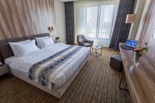 Shimall Deluxe Hotel
