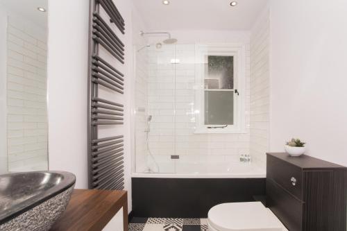 Locksbrook Lodge - Hot Tub - Spacious Outdoor Space, Bath (photo 4)