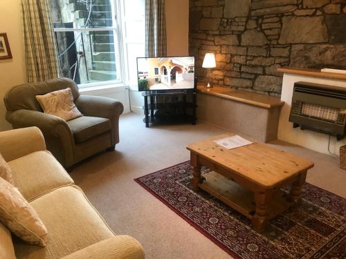 Fantastic central 3 double bedrooms 2 bathrooms garden apartment sleeps 6 - image 3