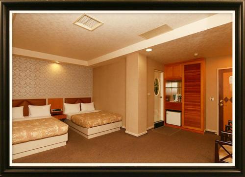 a hotel room with a bed, couch, and television, Ye-Shi Ri-Xin B&B in Yilan